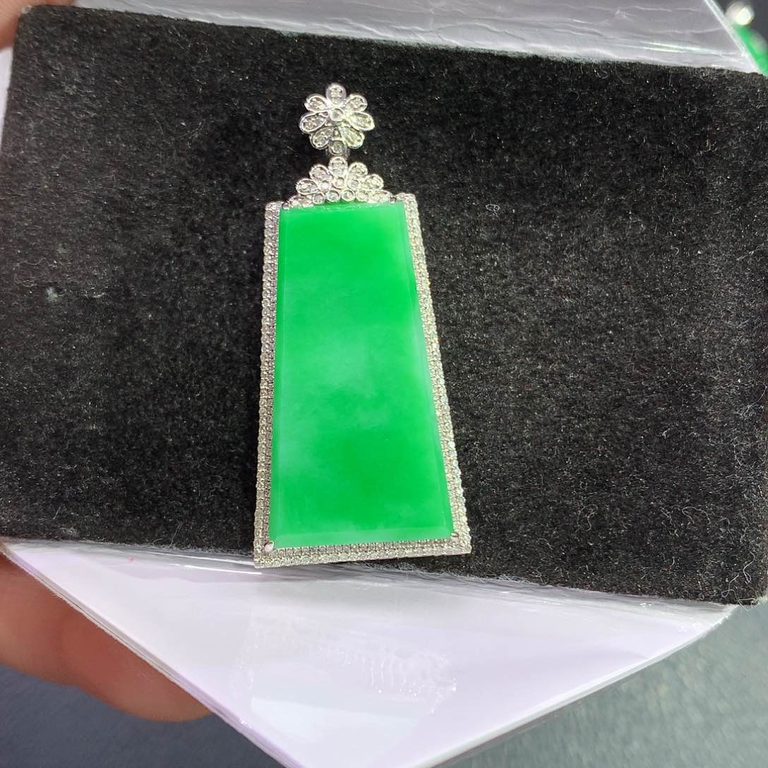 翡翠吊坠(赠链)18K金镶嵌