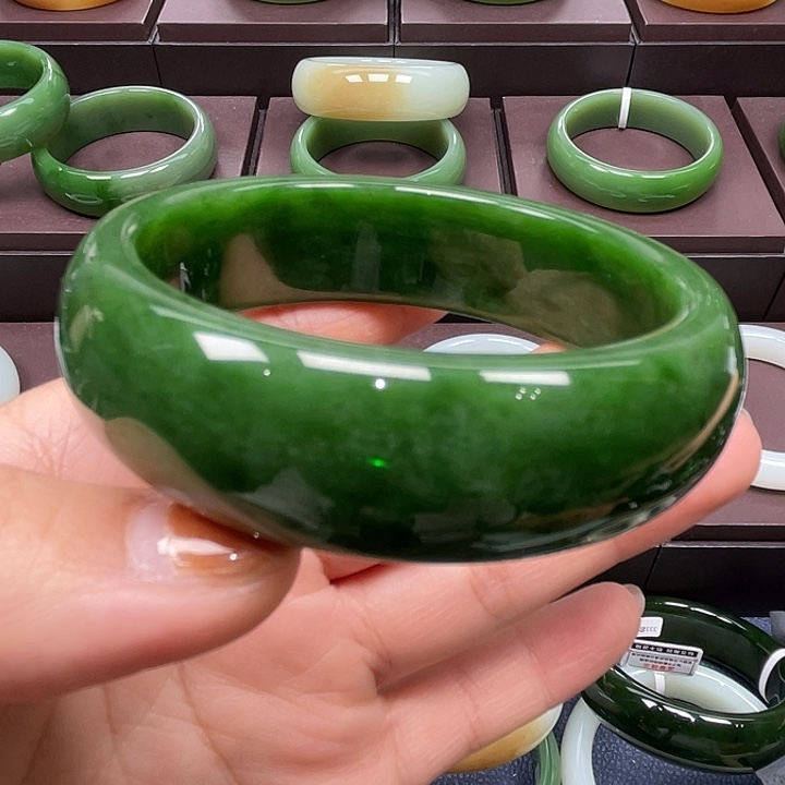 和田玉未镶嵌手镯