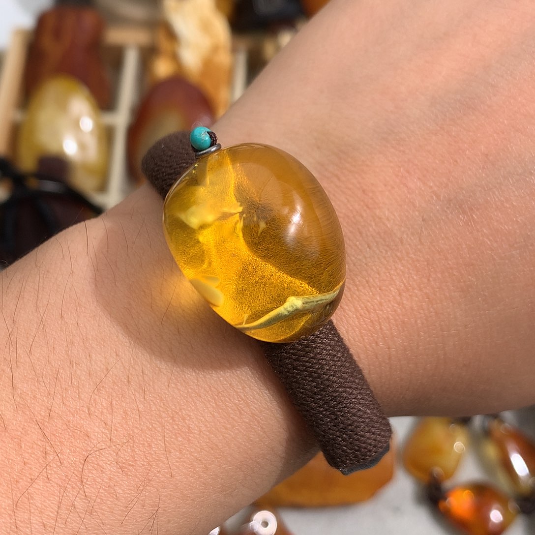 蜜蜡裸石未镶嵌在