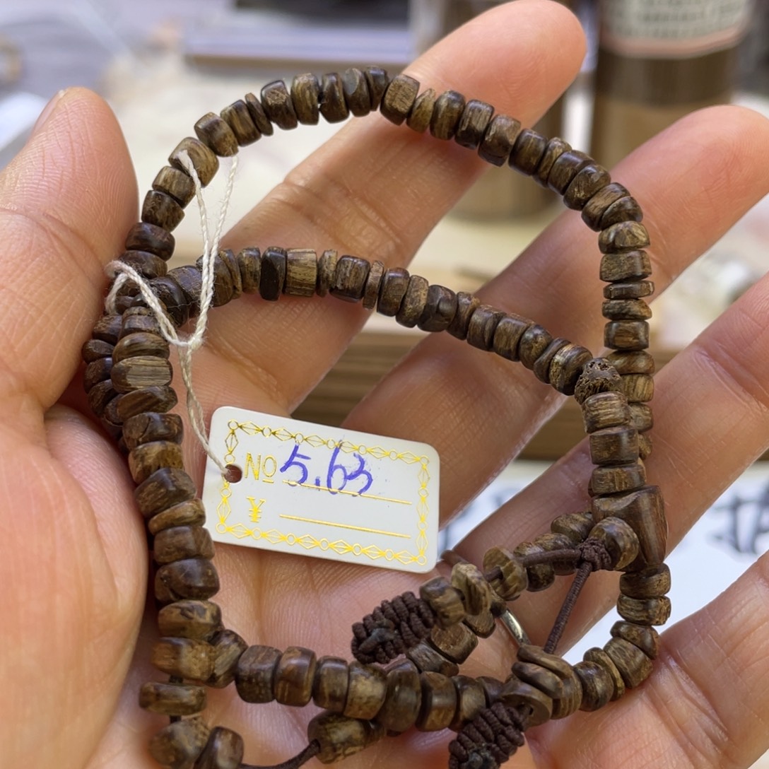 沉香碎屑沉香马老Q99C千年碳化红T5.63克