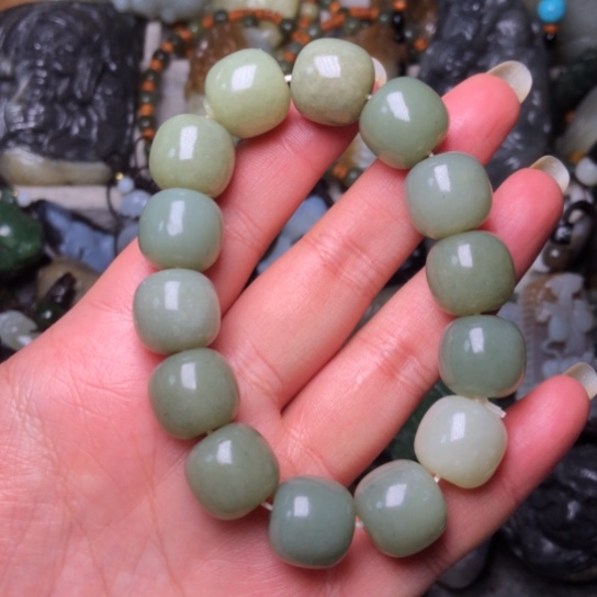 和田玉未镶嵌把件