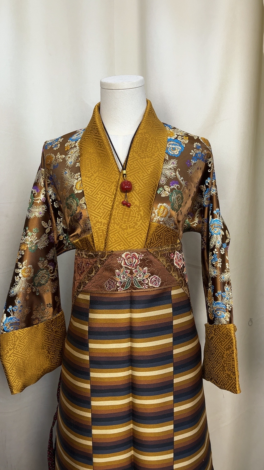 2025年新款加罗衬衣➕带桌垫邦迪民族服