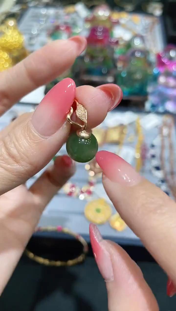 18K金镶嵌和田玉吊坠