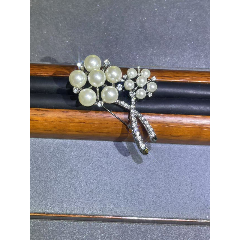 a3164白色微镶小花胸针多样发