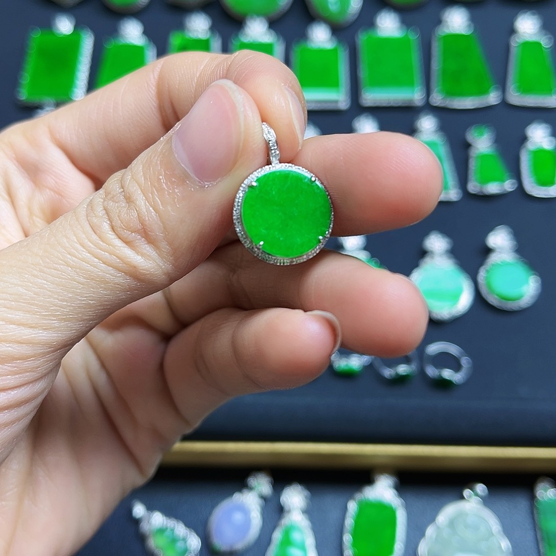 翡翠18K金镶嵌颈饰