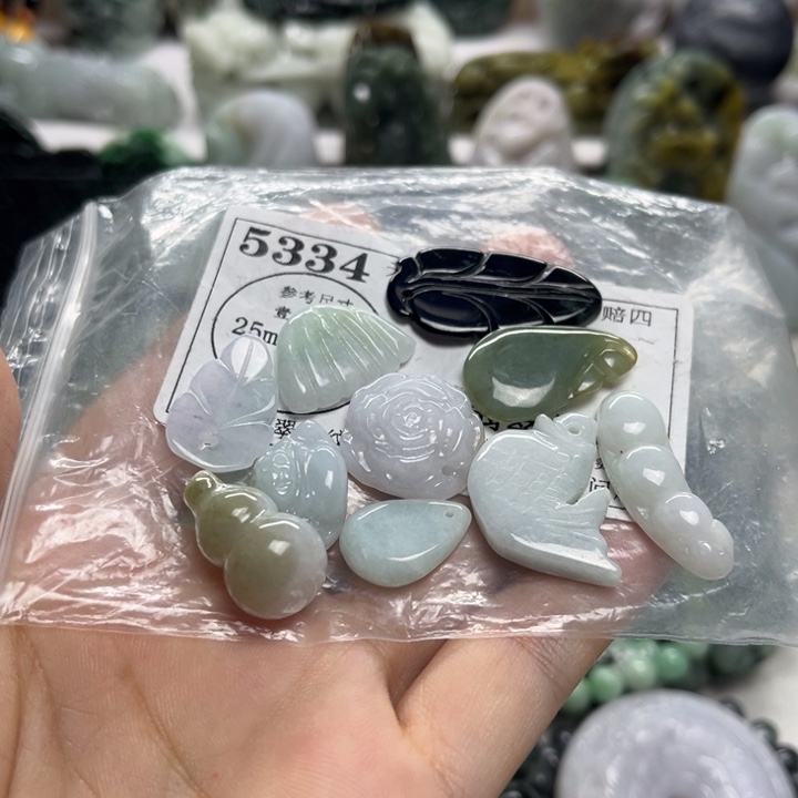 我***潇翡翠未镶嵌颈饰5334