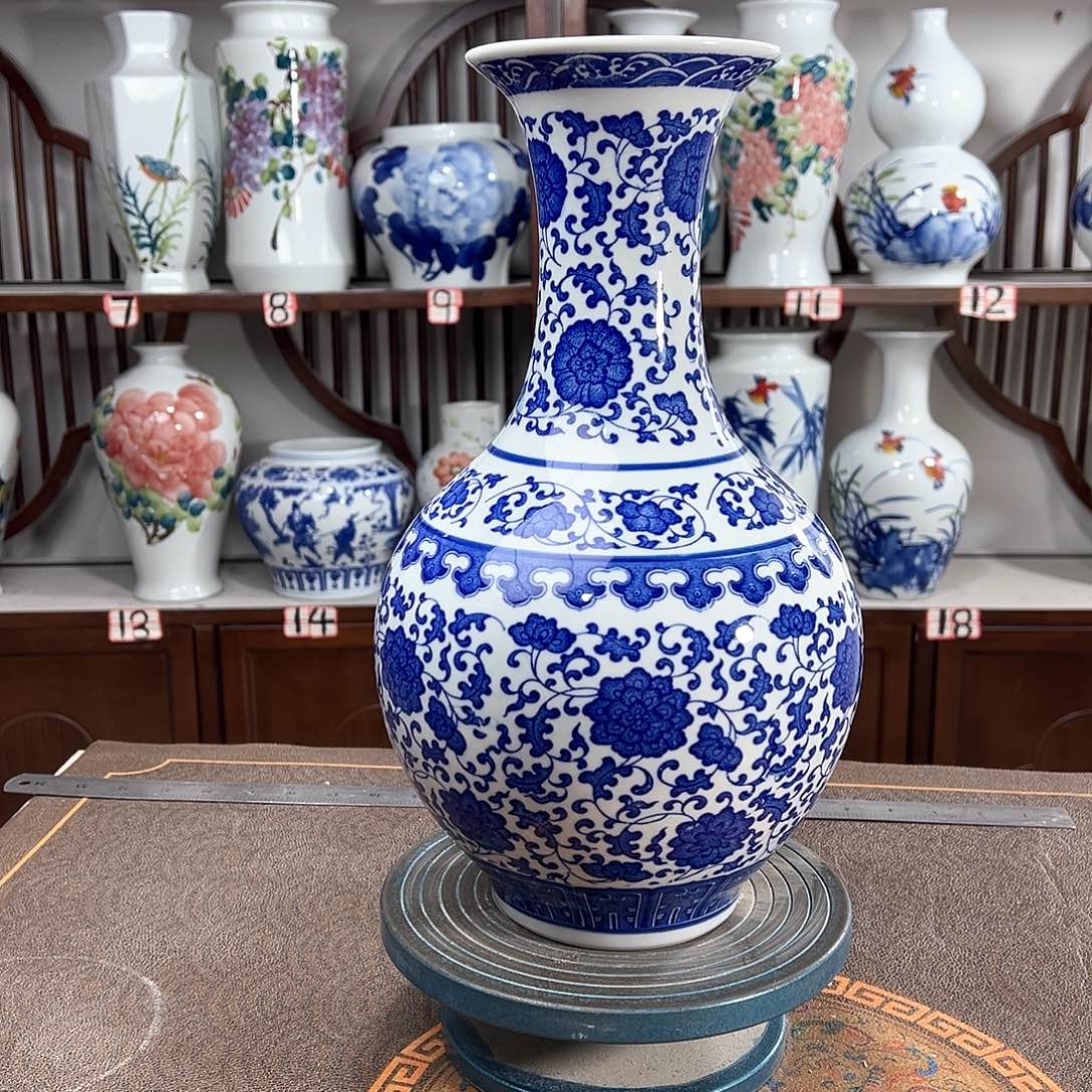 摆件景德镇陶瓷缠枝
