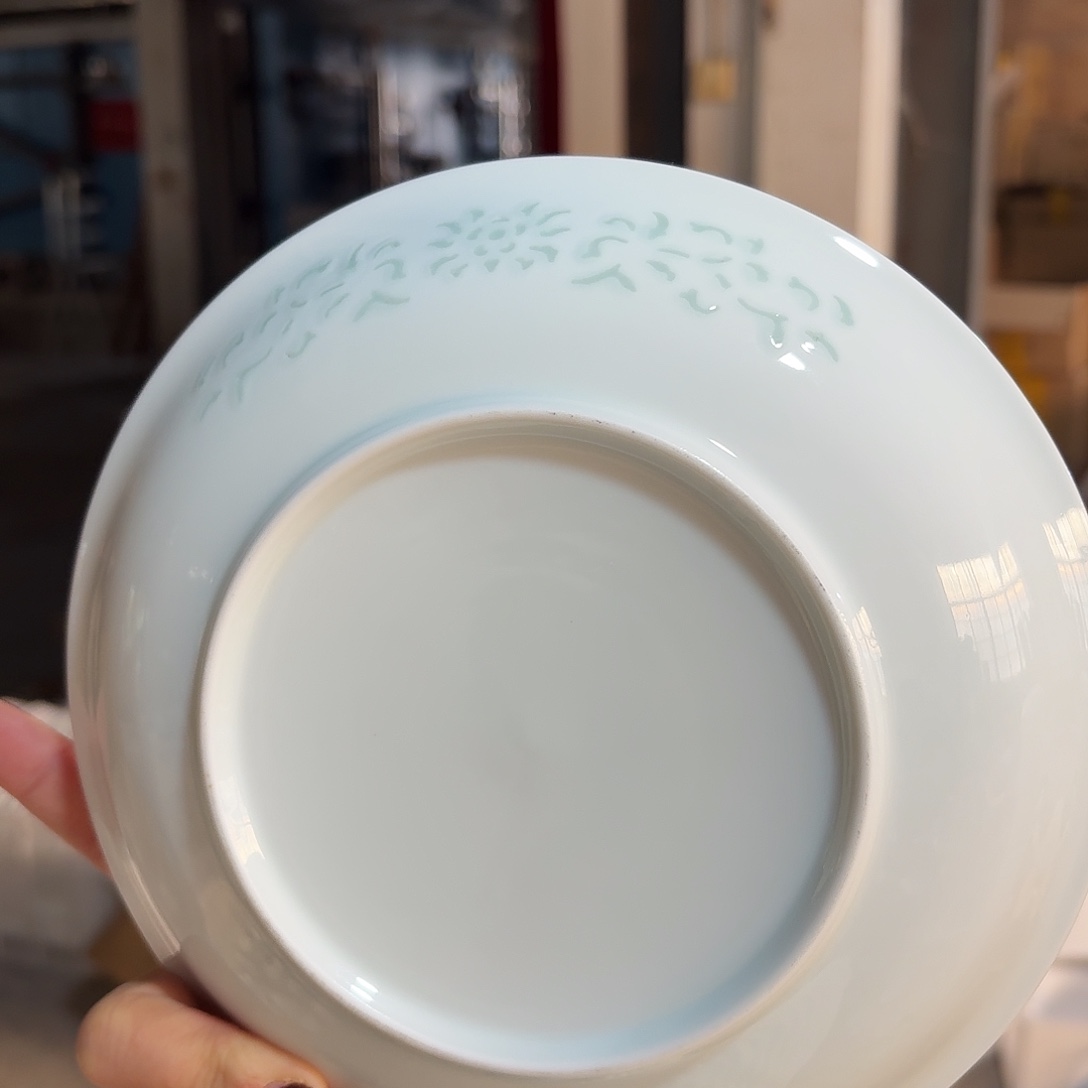 白瓷景德镇8英寸盘微瑕无底款两个微瑕画片不定