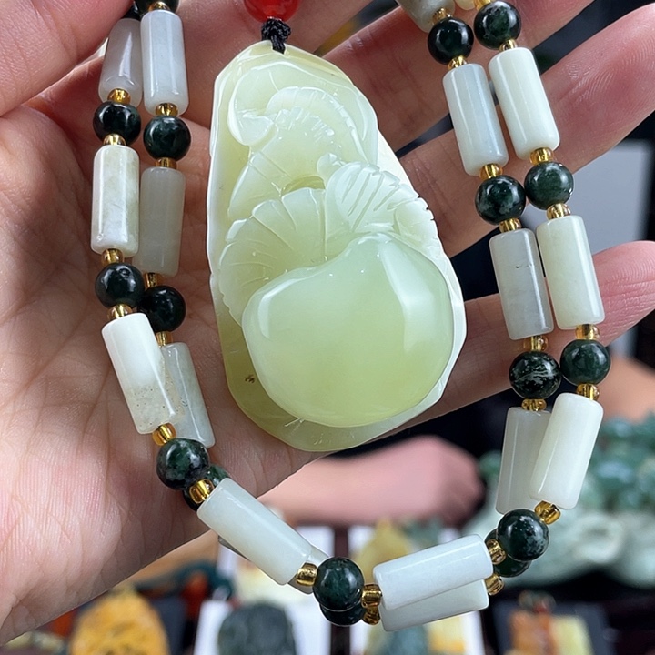 蛇纹石玉颈饰未镶嵌