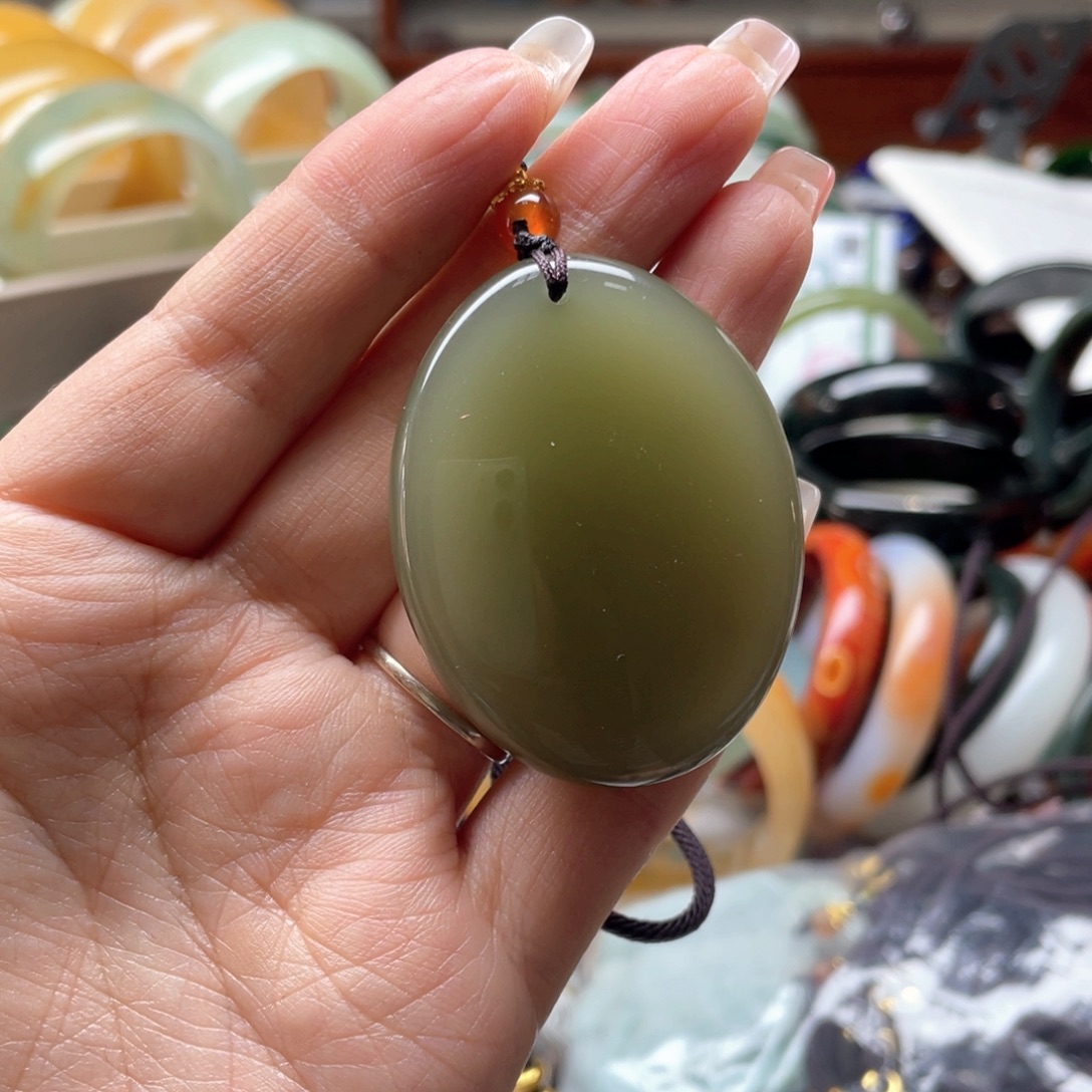 蛇纹石玉未镶嵌颈饰