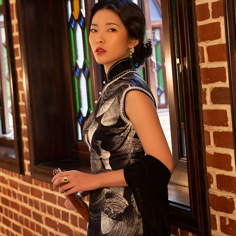 桑蚕丝缎面料  桑蚕丝衬里 衣长114 领高5 修身旗袍 静异山