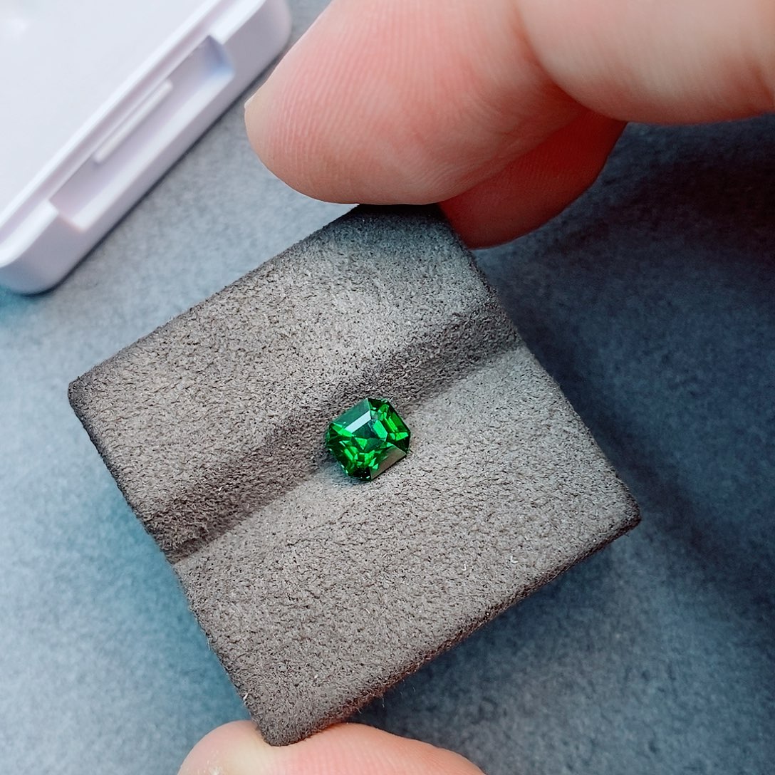 未镶嵌石榴石（沙弗莱）珠宝半成品1.21ct 吉尔德 卡扎尼