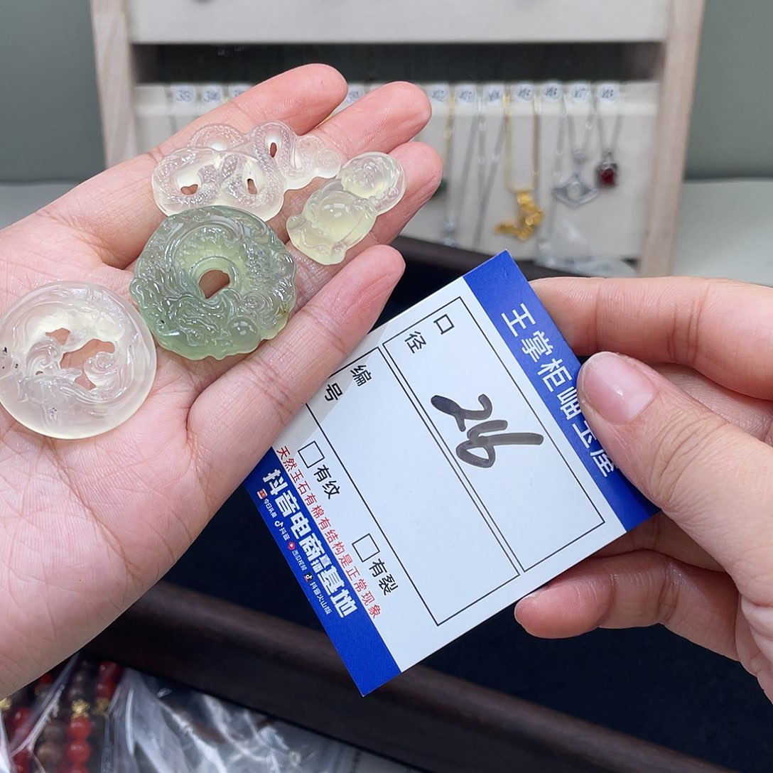 岫玉未镶嵌吊坠吊坠