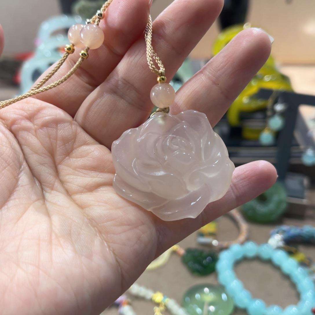 蛇纹石玉颈饰未镶嵌