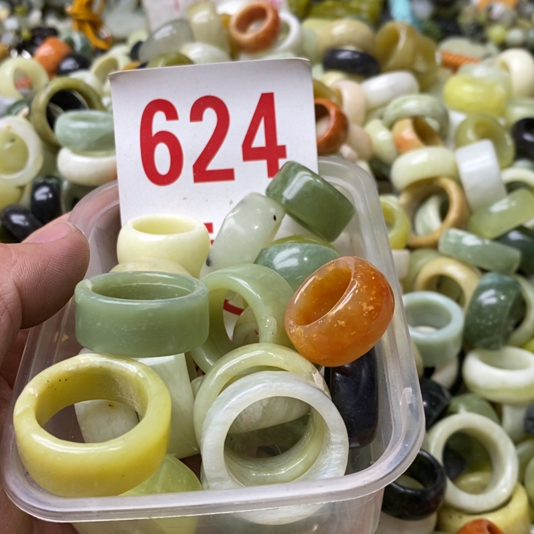 蛇纹石玉挂坠未镶嵌