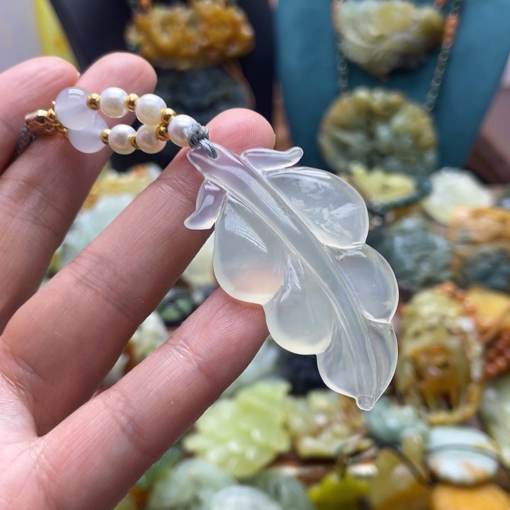 蛇纹石玉未镶嵌颈饰