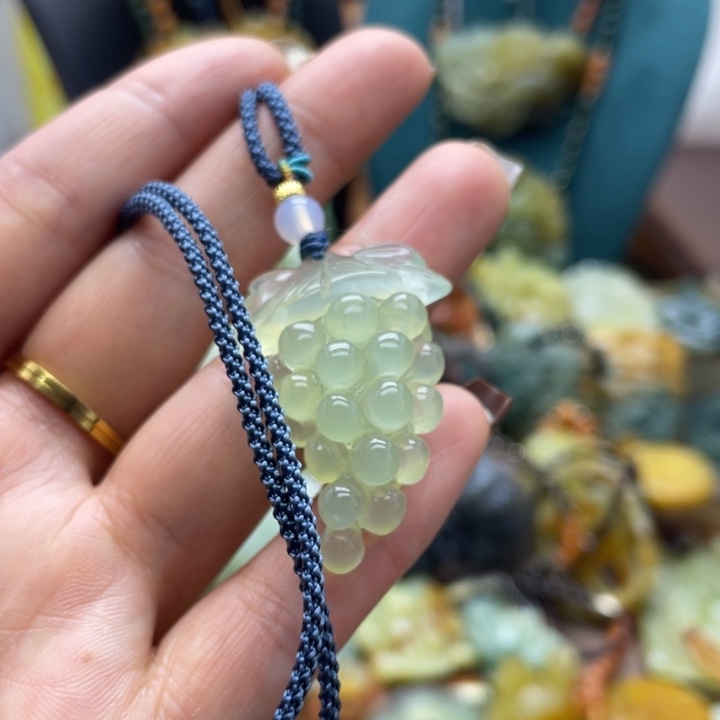 蛇纹石玉未镶嵌颈饰