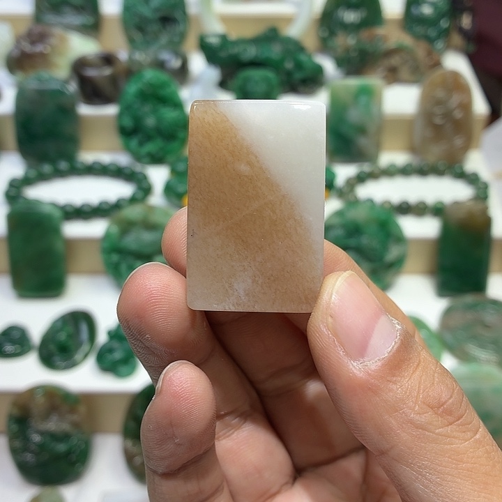 独山玉未镶嵌颈饰糖白