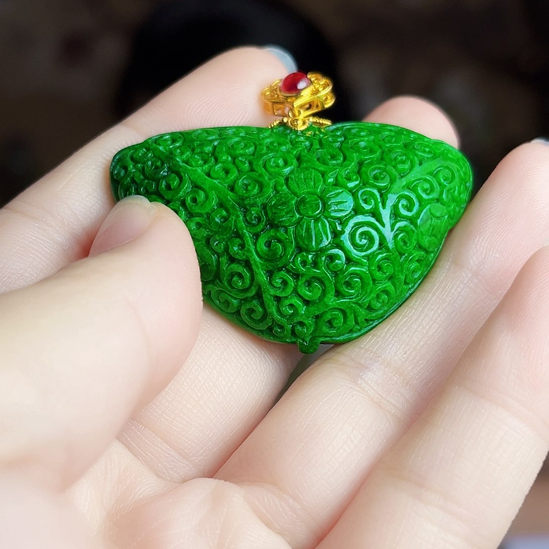 翡翠18K金镶嵌颈饰吊坠