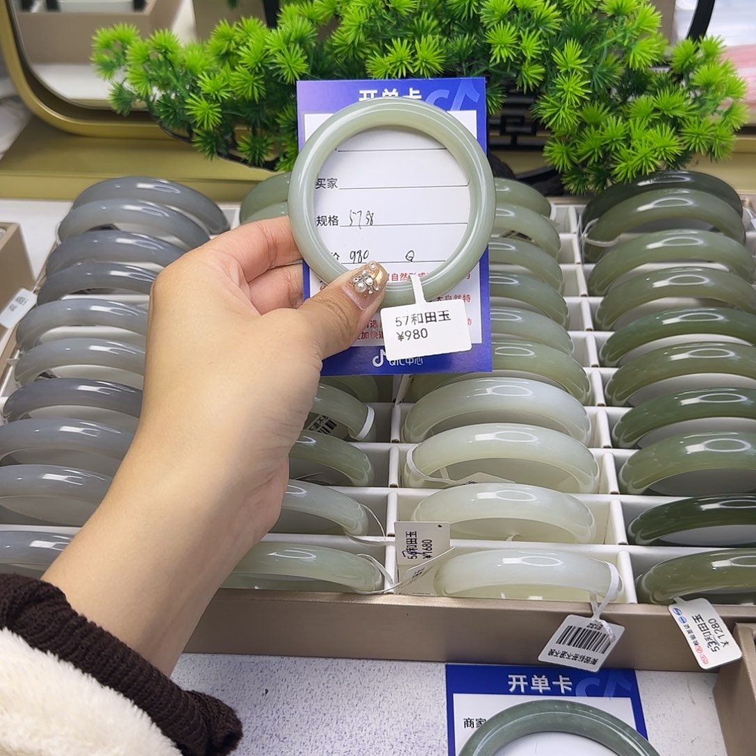 和田玉未镶嵌手镯