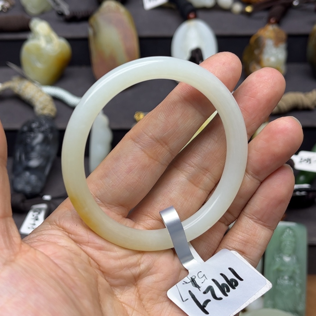 和田玉手镯未镶嵌爱*侠