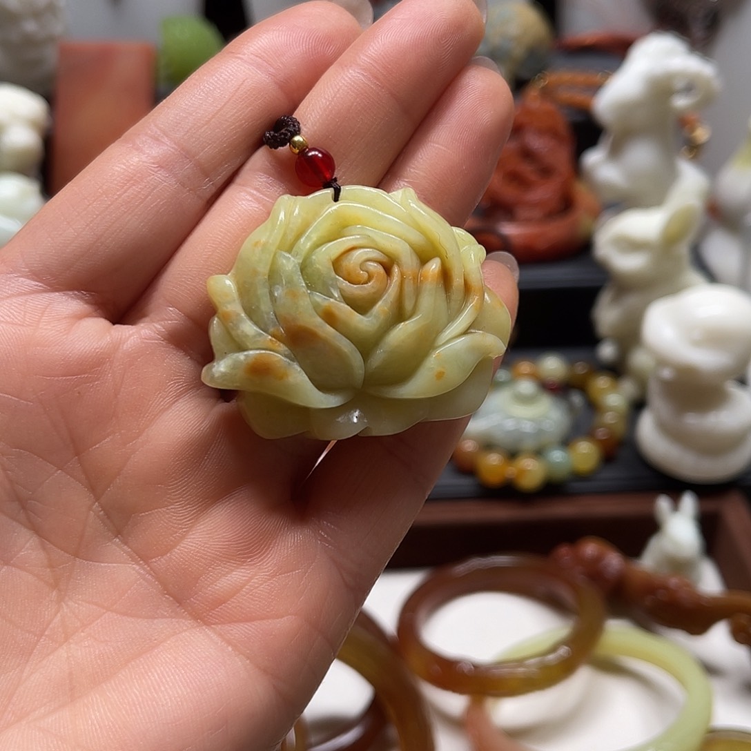 蛇纹石玉吊坠未镶嵌