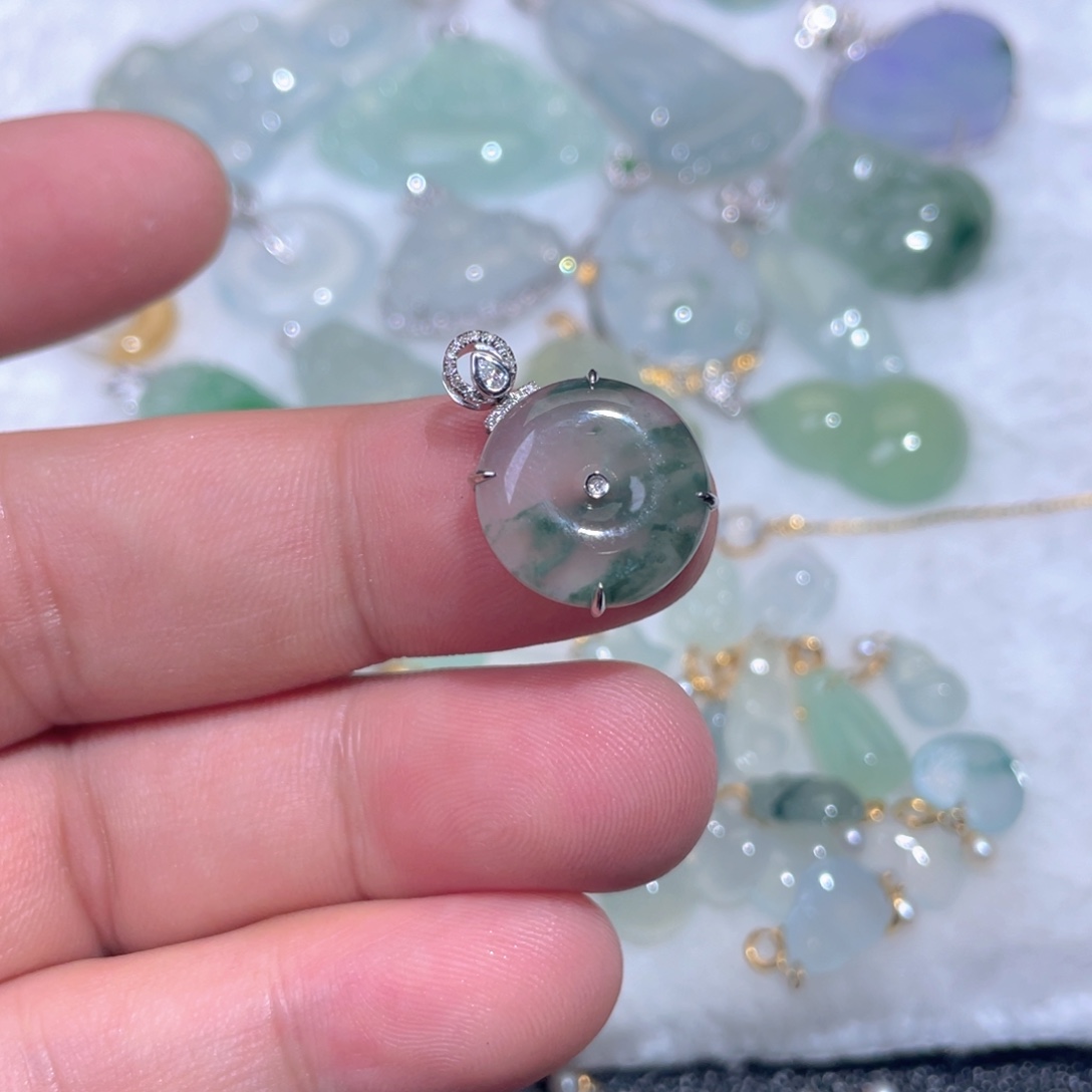 翡翠18K金镶嵌颈饰