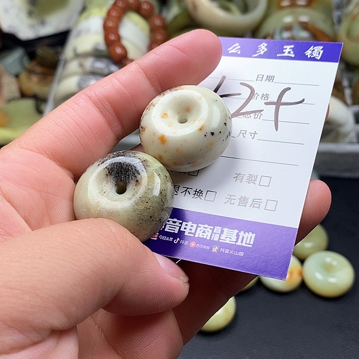 未镶嵌蛇纹石玉颈饰是***~