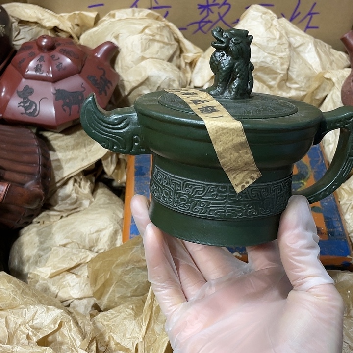 茶壶紫砂原矿泥料，手工制作的一把紫砂壶。