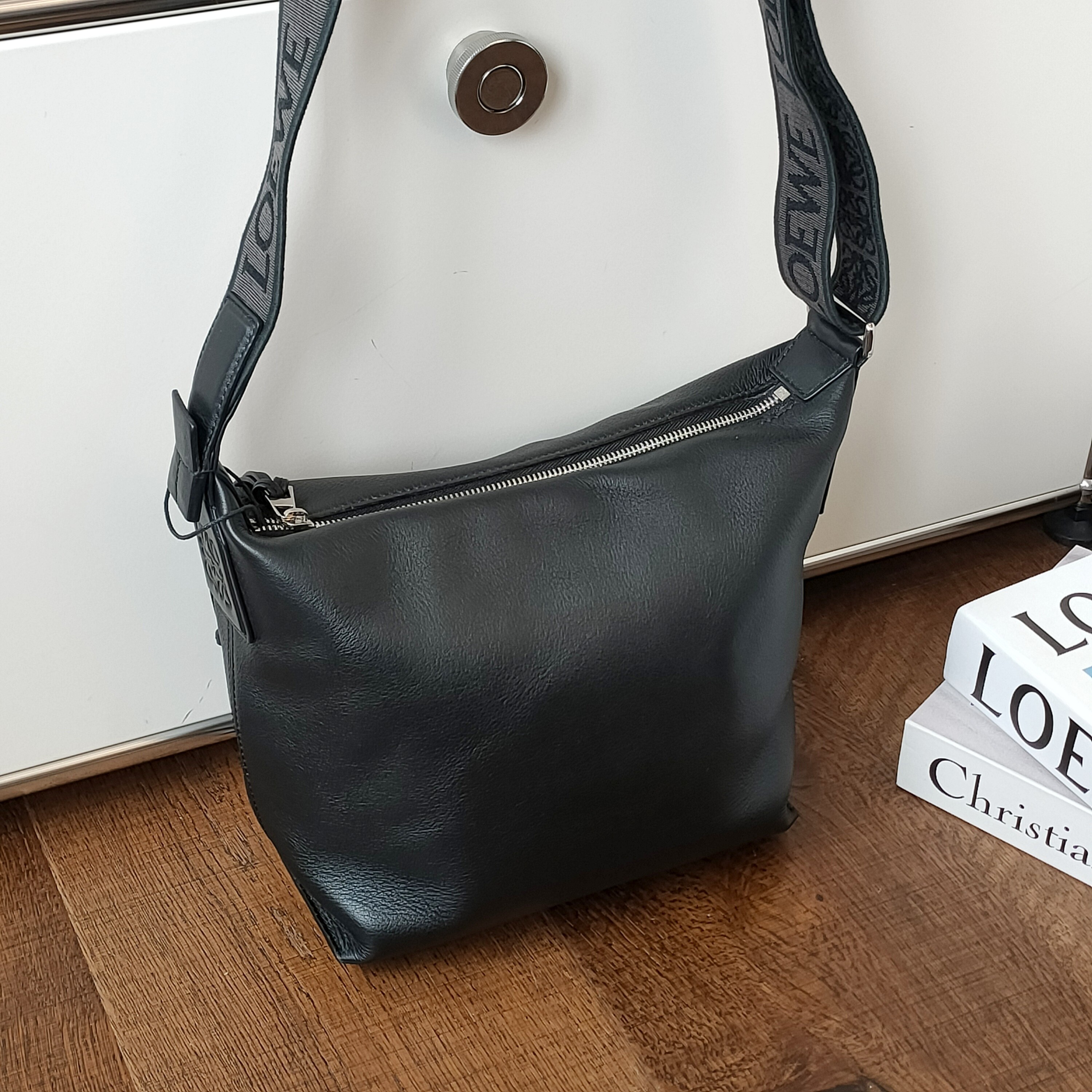 95新 LOEWE/罗意威 Azul - 黑银牛皮cubi小号斜挎包 50014