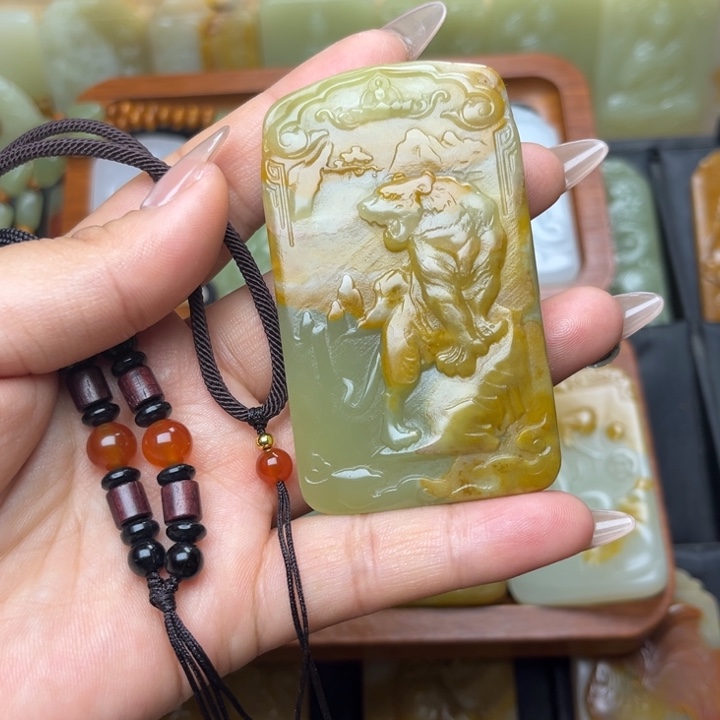 好***梦昆仑山料方解石玉虎牌