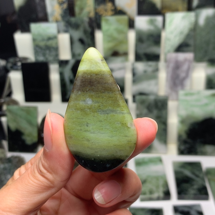 独山玉颈饰未镶嵌