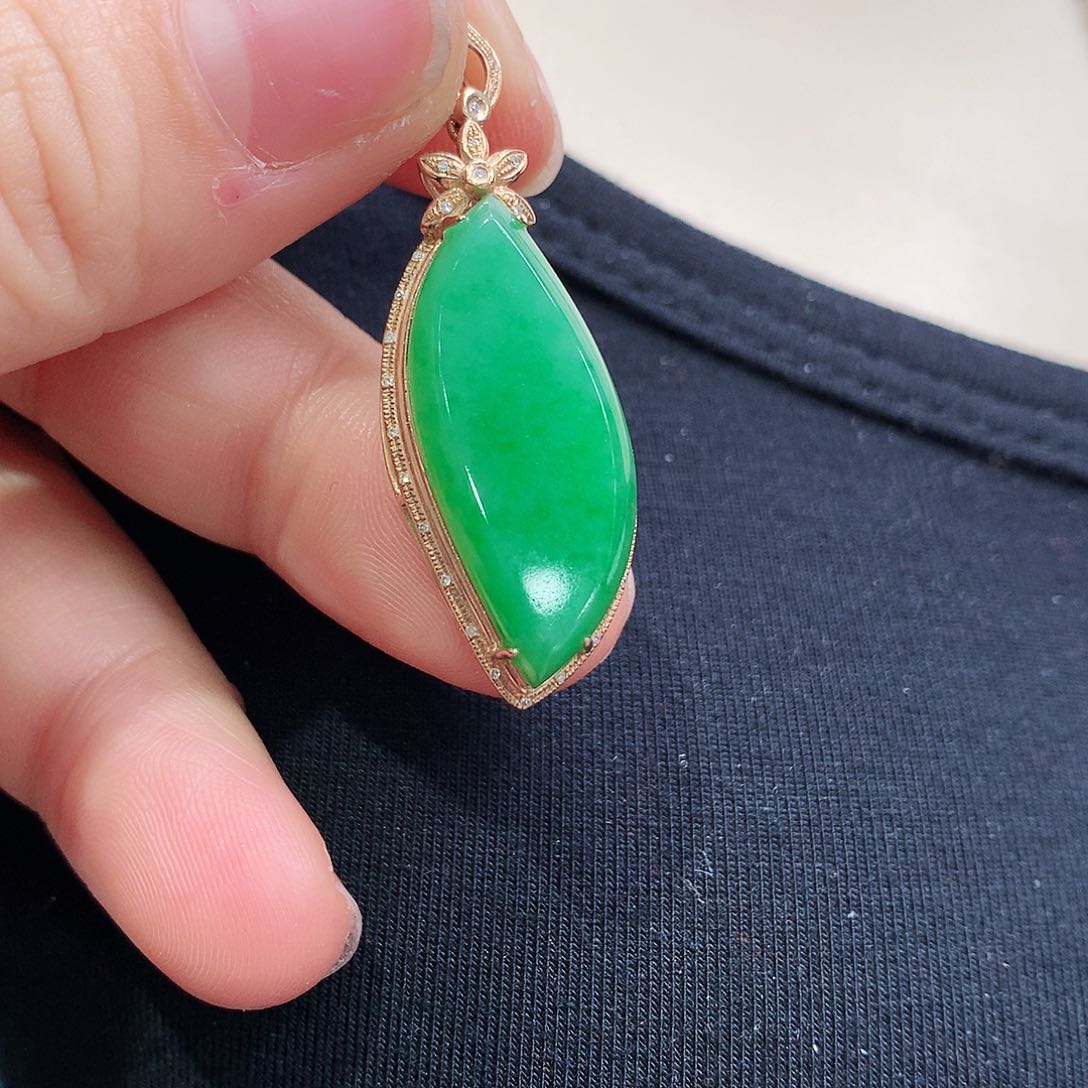 翡翠颈饰18K金镶嵌无事牌