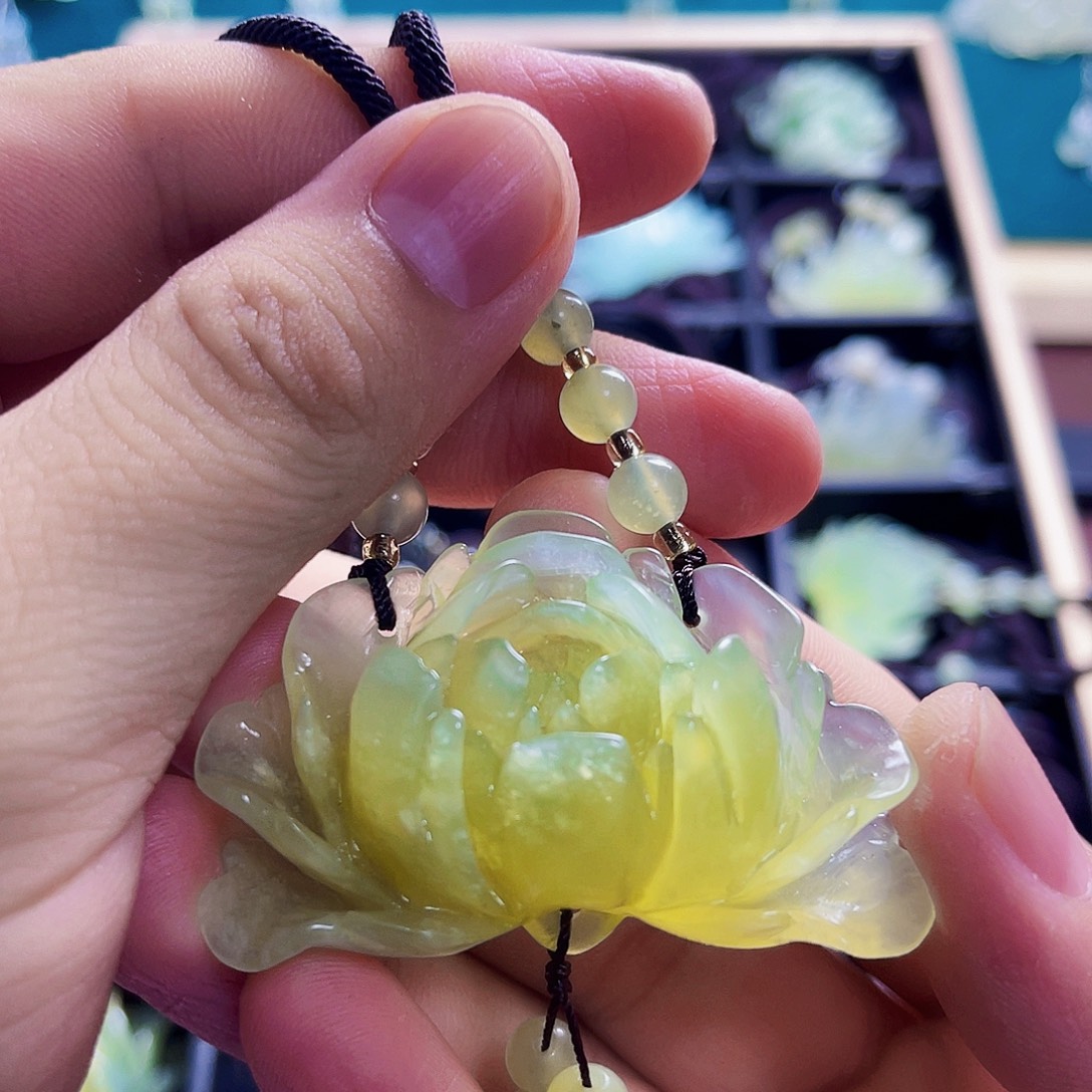 蛇纹石玉未镶嵌颈饰