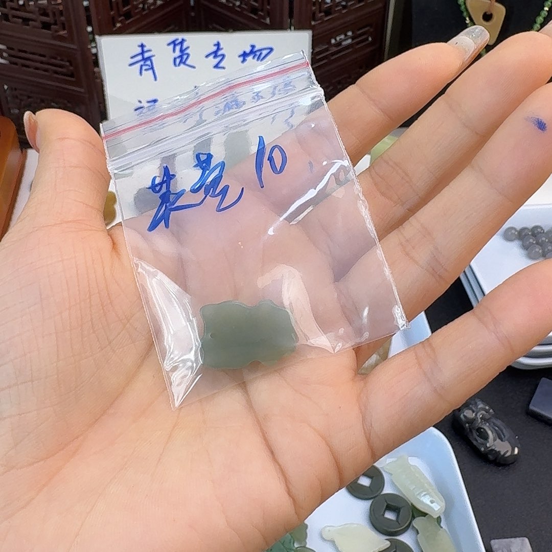 芙***蓉和田玉未镶嵌珠宝半成品