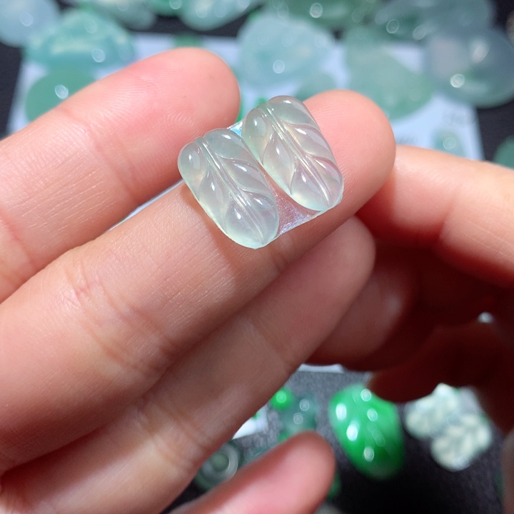 翡翠颈饰未镶嵌天然翡翠叶子