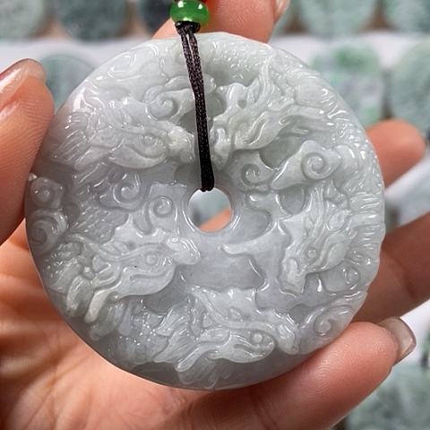 翡翠颈饰未镶嵌九龙牌福利两面工福利