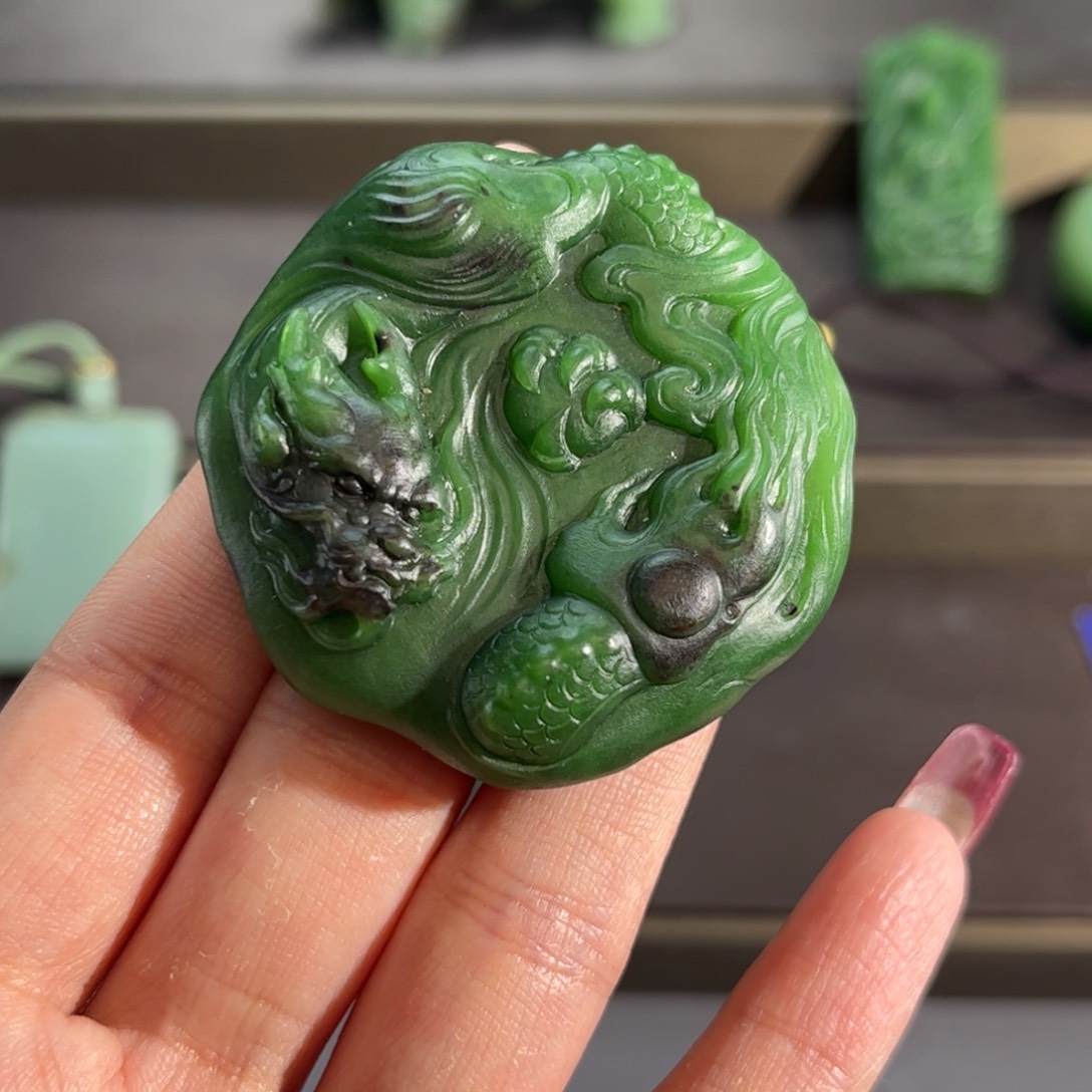 和田玉颈饰未镶嵌桔***花菠菜绿红皮龙牌定制