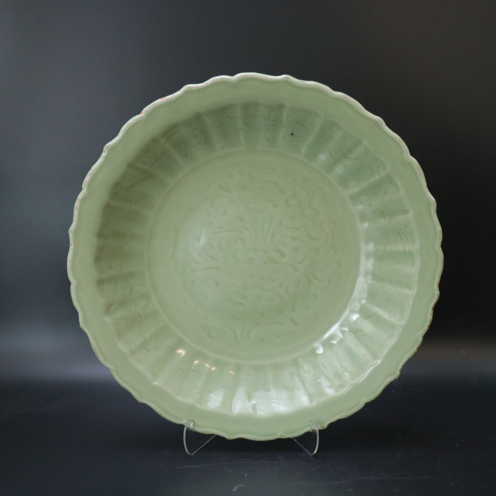 Lot25121497明早期龙泉暗刻花卉纹葵口大盘 直径：约42cm