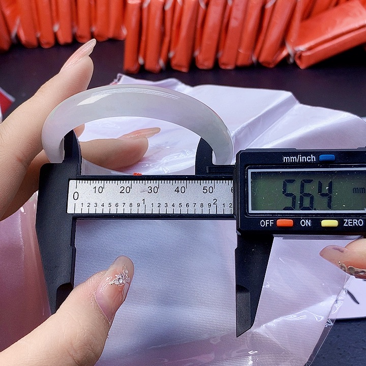 翡翠手镯未镶嵌188。