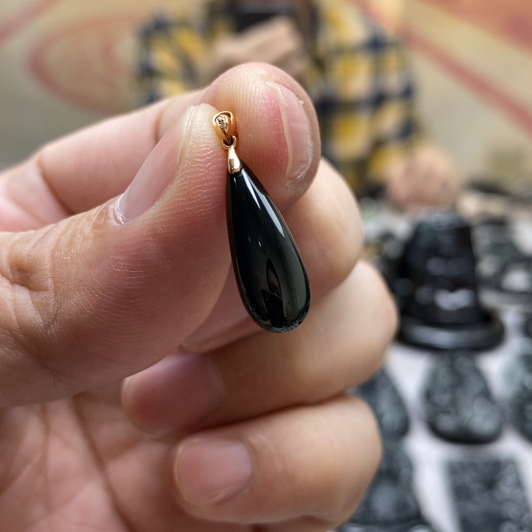 翡翠18K金镶嵌颈饰水滴