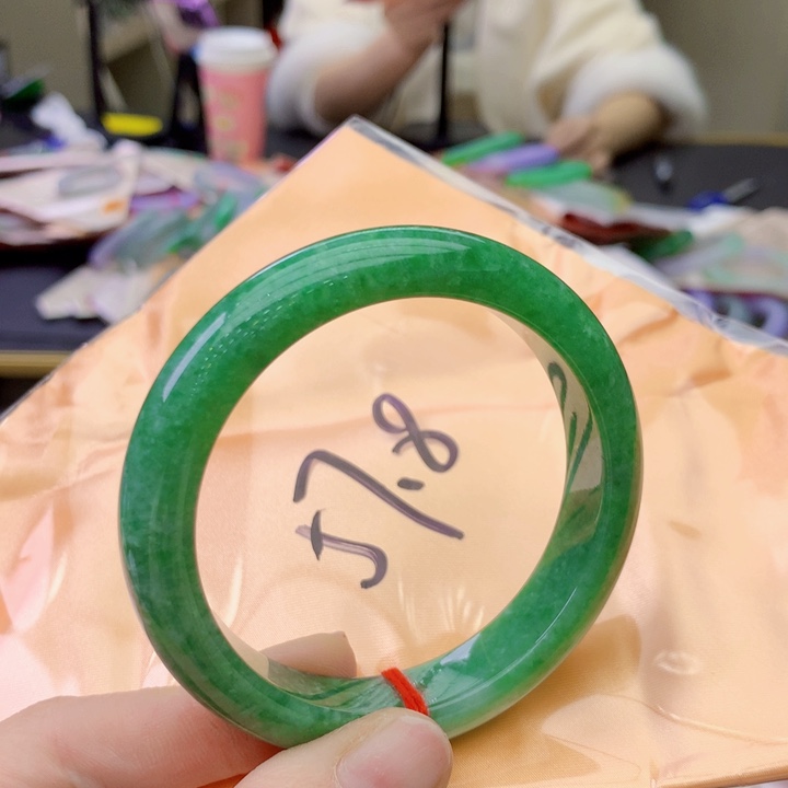 翡翠手镯未镶嵌翡翠手镯