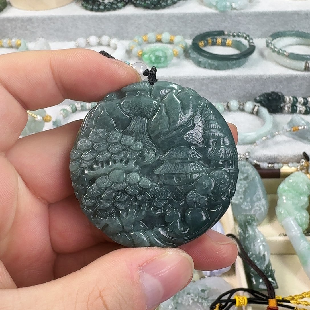 翡翠未镶嵌颈饰双面山水牌