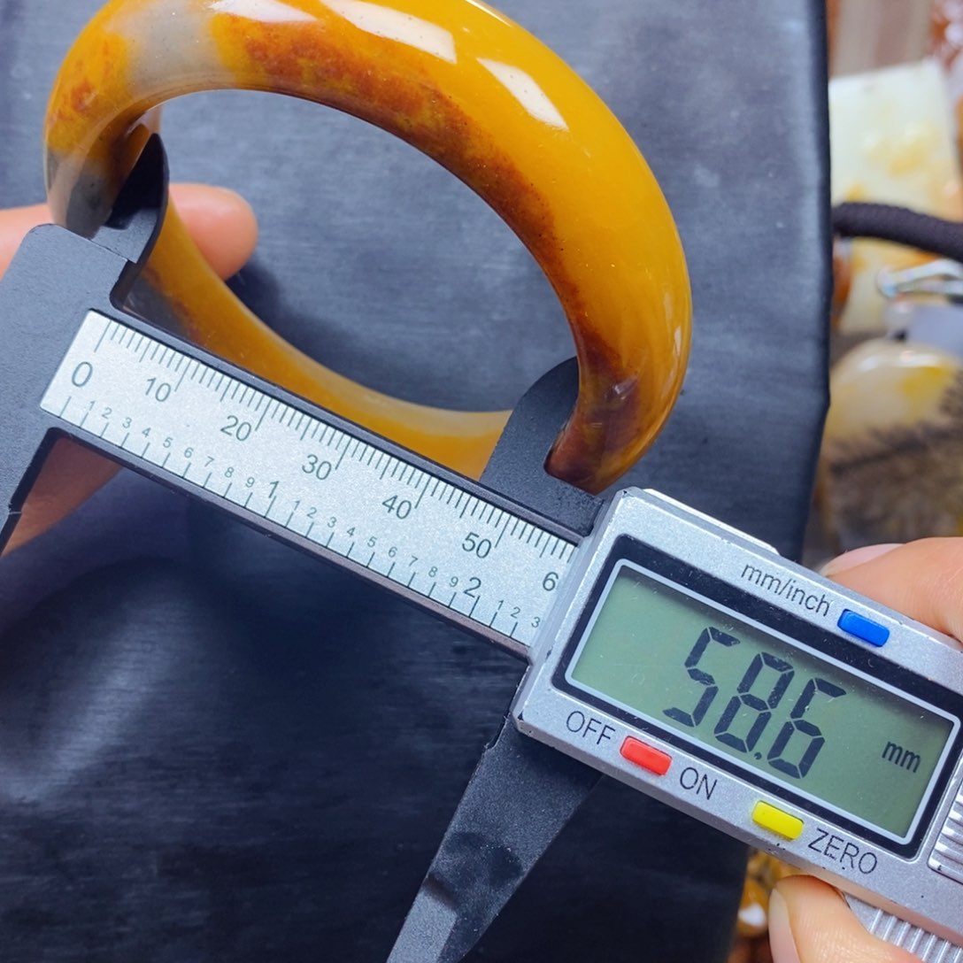 石英质玉（黄龙玉）颈饰未镶嵌