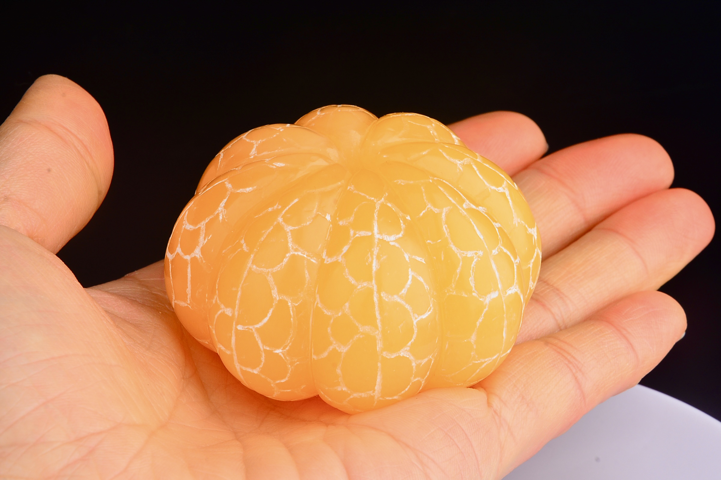 寿山石雕刻的橘子（桔子）手把件