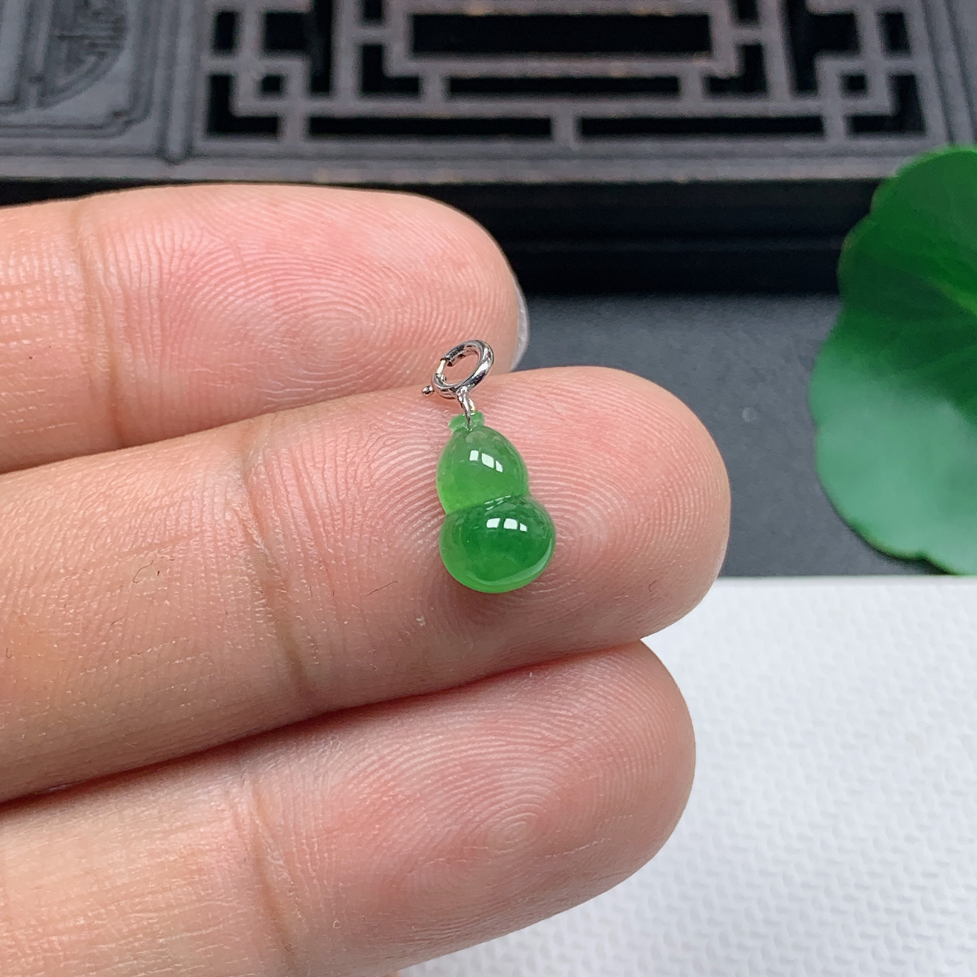 缅甸天然翡翠A货18K金扣冰绿小葫芦滴溜吊坠尺寸10.3*6.3*3.5mm