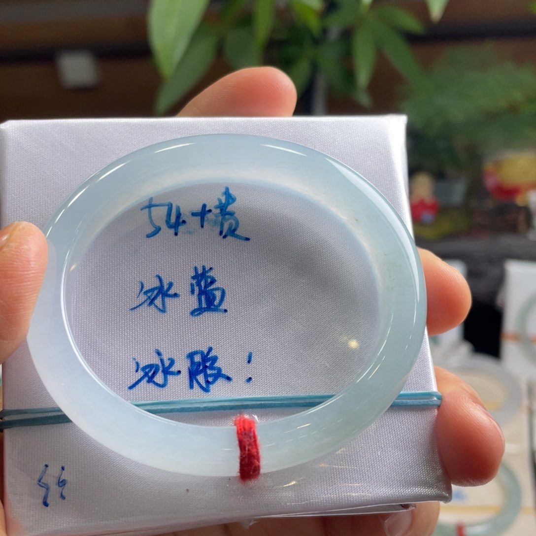 翡翠手镯未镶嵌翡翠