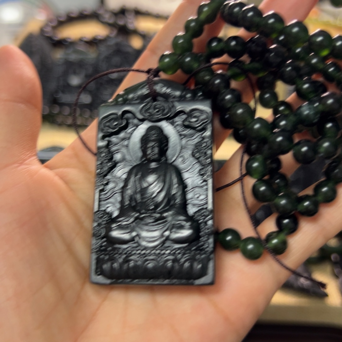 ℡***彬未镶嵌蛇纹石玉颈饰