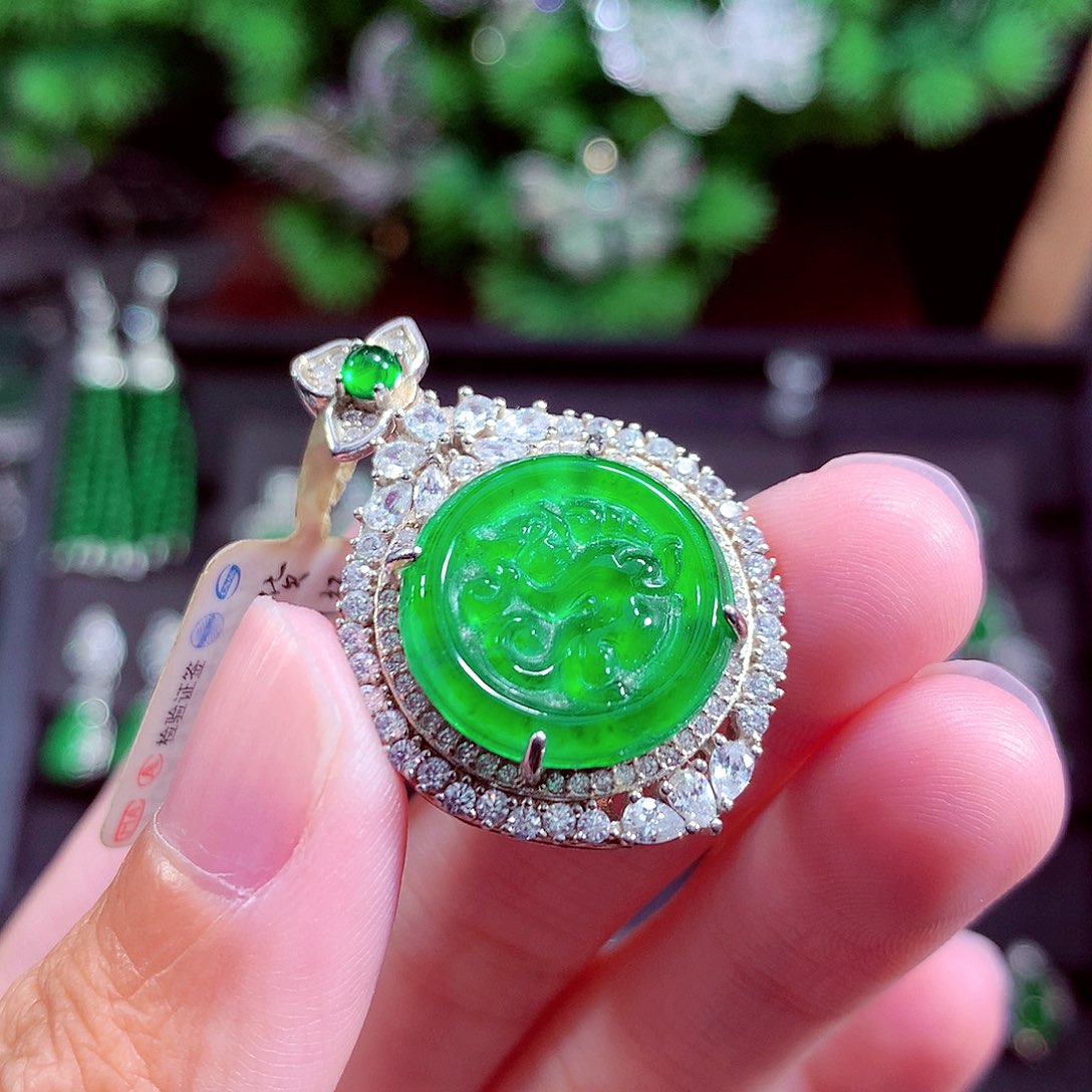 颈饰未镶嵌翡翠天然