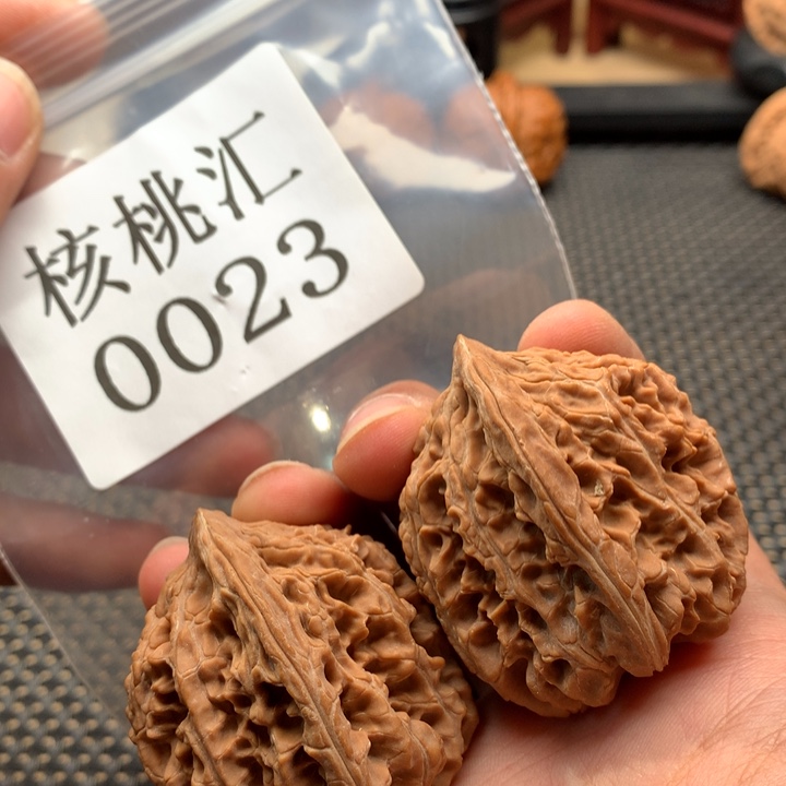 文玩核桃吊坠玉麒麟